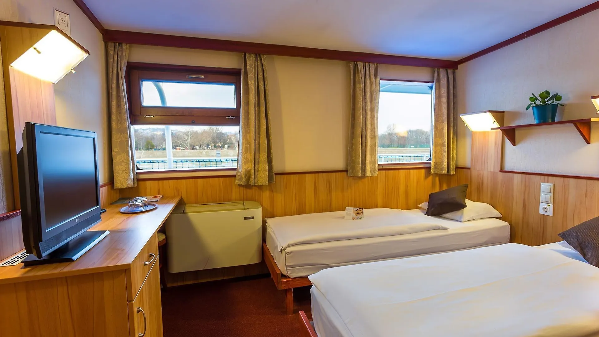 Botel Fortuna Boat Hotel Budapest